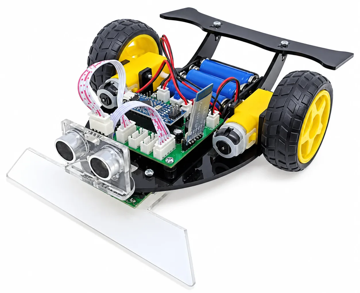 KIT1201 ensamblado en vista tres cuartos, con sensor ultrasónico, Arduino Nano, pala transparente, alerón y dos ruedas amarillas